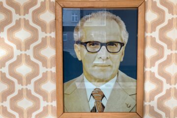 Ovan: Ett porträtt på Erich Honecker, DDR:s ledare 1971-1989.